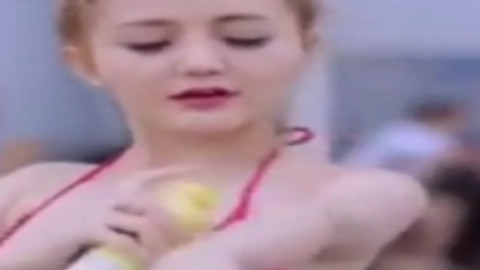 美女色诱小鲜肉